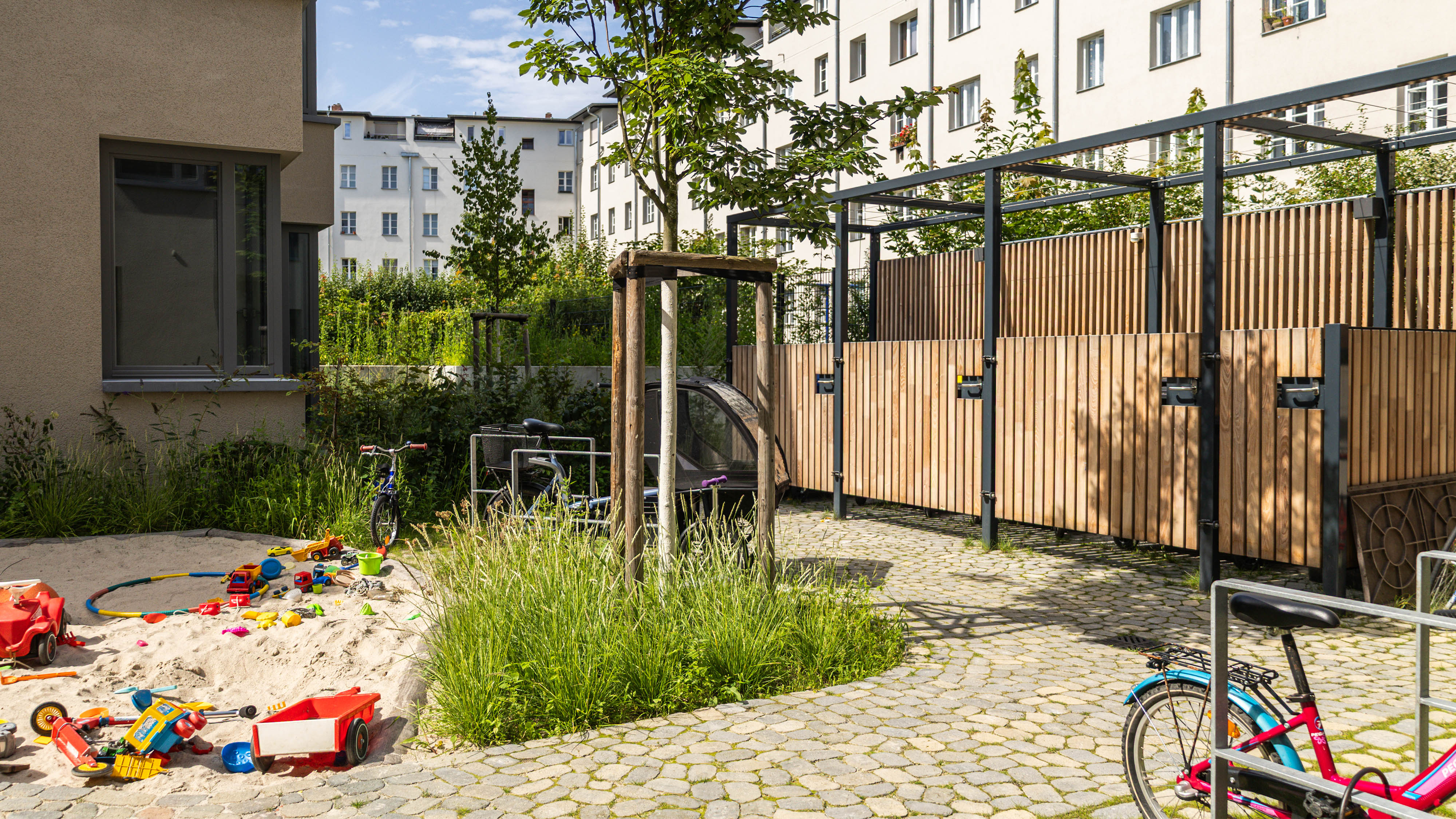 Auf kleinstem Raum liegen die Nutzungen nah beieinander und sind sanft durch Pflanzinseln getrennt.